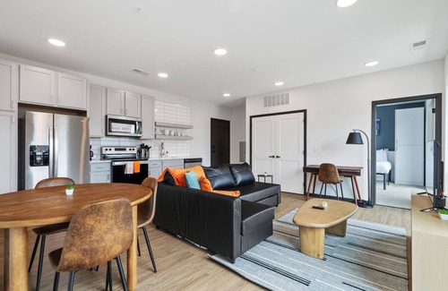 Lockerbie Square Apartamento | Cozysuites on Mass With Garage Parking 10