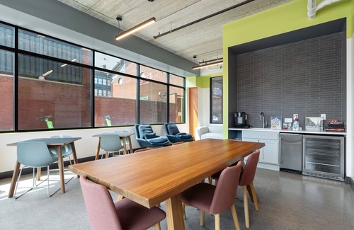 Lockerbie Square Apartamento | Cozysuites on Mass With Garage Parking 13