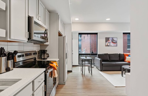 Lockerbie Square Apartamento | Cozysuites on Mass With Garage Parking 13