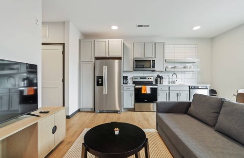 Lockerbie Square Apartamento | Cozysuites on Mass With Garage Parking 5