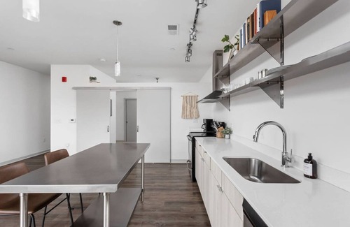 Lockerbie Square Apartamento | Cozysuites on Mass With Garage Parking 6