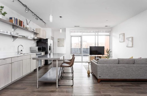 Lockerbie Square Apartamento | Cozysuites on Mass With Garage Parking 18