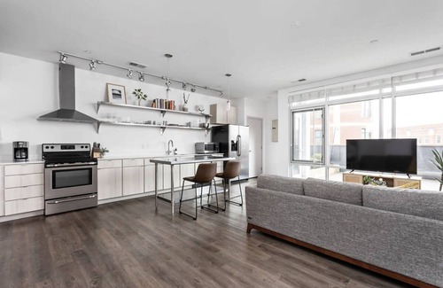 Lockerbie Square Apartamento | Cozysuites on Mass With Garage Parking 18