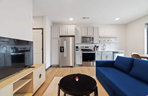 Lockerbie Square Apartamento | Cozysuites on Mass With Garage Parking 4