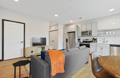 Lockerbie Square Apartamento | CozySuites on Mass with garage parking #2