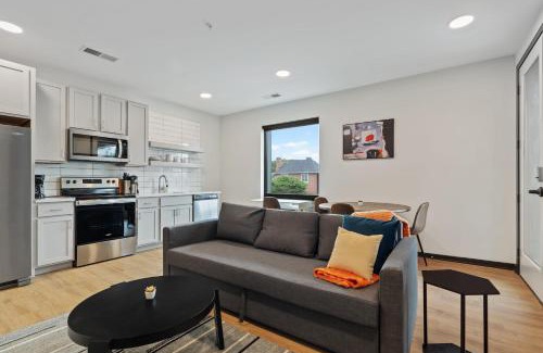 Lockerbie Square Apartamento | CozySuites on Mass with garage parking #2