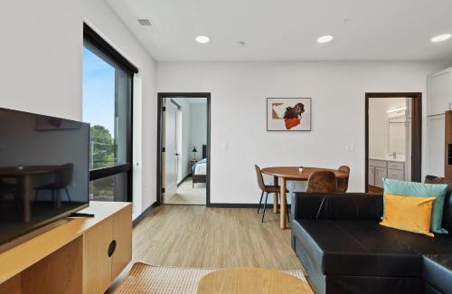 Lockerbie Square Apartamento | CozySuites on Mass with garage parking #11