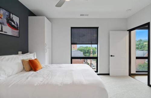Lockerbie Square Apartamento | CozySuites on Mass with garage parking #11