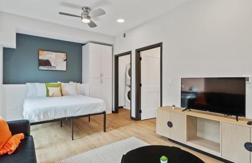 Lockerbie Square Apartamento | CozySuites on Mass with garage parking #12
