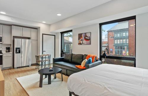 Lockerbie Square Apartamento | CozySuites on Mass with garage parking #13