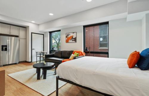 Lockerbie Square Apartamento | CozySuites on Mass with garage parking #14