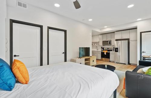 Lockerbie Square Apartamento | CozySuites on Mass with garage parking #14