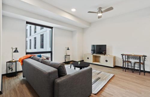 Lockerbie Square Apartamento | CozySuites on Mass with garage parking #17