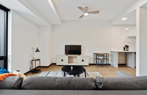 Lockerbie Square Apartamento | CozySuites on Mass with garage parking #17