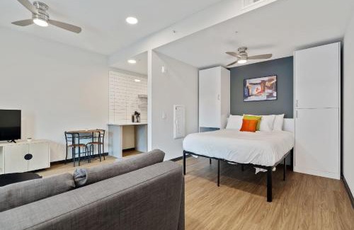Lockerbie Square Apartamento | CozySuites on Mass with garage parking #17