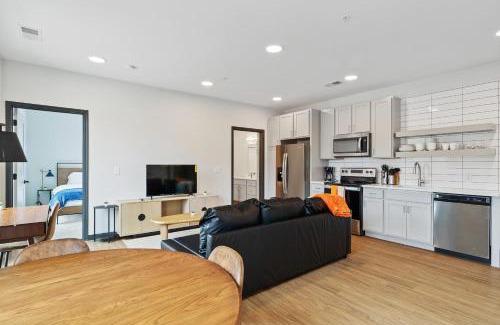 Lockerbie Square Apartamento | CozySuites on Mass with garage parking #19