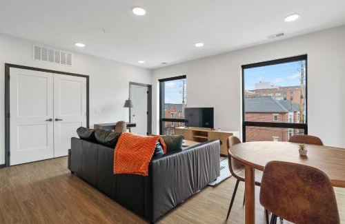 Lockerbie Square Apartamento | CozySuites on Mass with garage parking #20