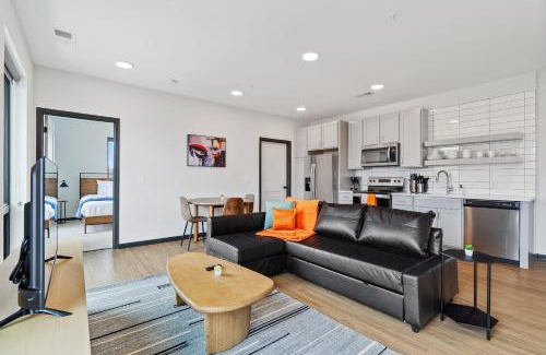 Lockerbie Square Apartamento | CozySuites on Mass with garage parking #20