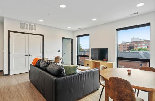 Lockerbie Square Apartamento | CozySuites on Mass with garage parking #21