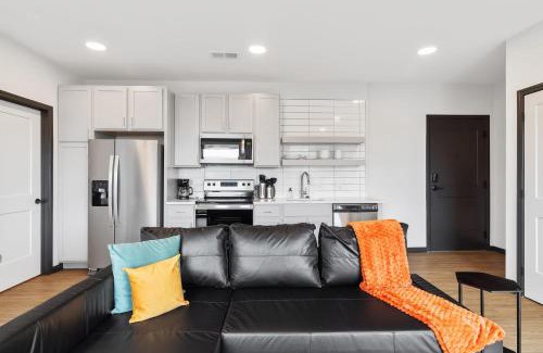 Lockerbie Square Apartamento | CozySuites on Mass with garage parking #21