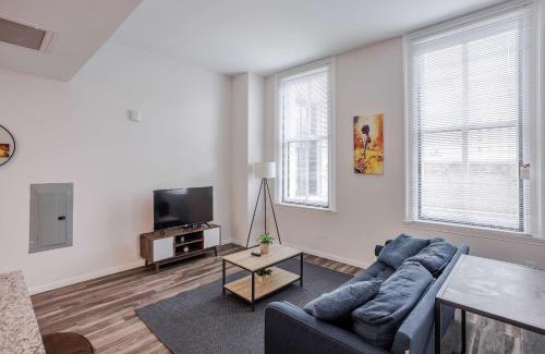 Downtown Cincinnati Apartamento | CozySuites Sky Central #17
