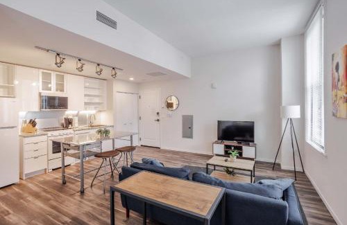 Downtown Cincinnati Apartamento | CozySuites Sky Central #17