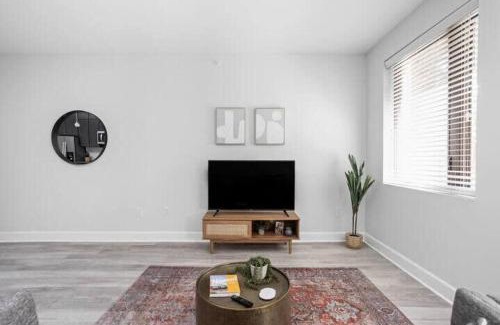 Meridian-Kessler Apartamento | CozySuites Upscale Modern 2BR Broad Ripple