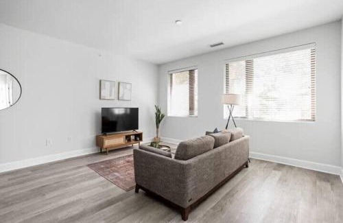 Meridian-Kessler Apartamento | CozySuites Upscale Modern 2BR Broad Ripple
