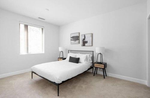 Meridian-Kessler Apartamento | CozySuites Upscale Modern 2BR Broad Ripple