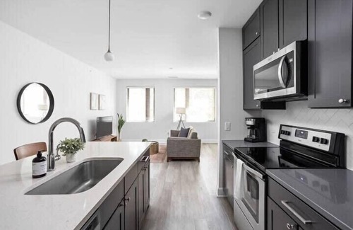 Meridian-Kessler Apartamento | CozySuites Upscale Modern 2BR Broad Ripple