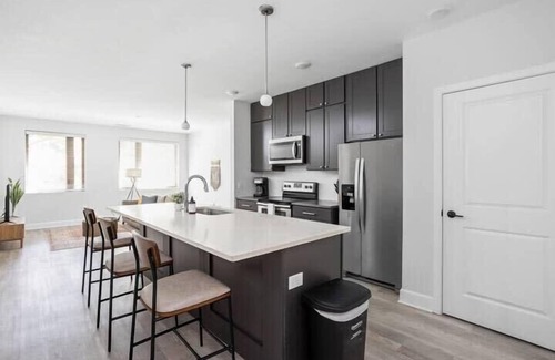 Meridian-Kessler Apartamento | CozySuites Upscale Modern 2BR Broad Ripple