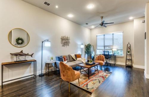 Old East Dallas Casa | CozySuites Uptown 3BR King Beds Skyline View