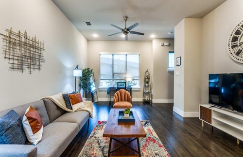 Old East Dallas Casa | CozySuites Uptown 3BR King Beds Skyline View
