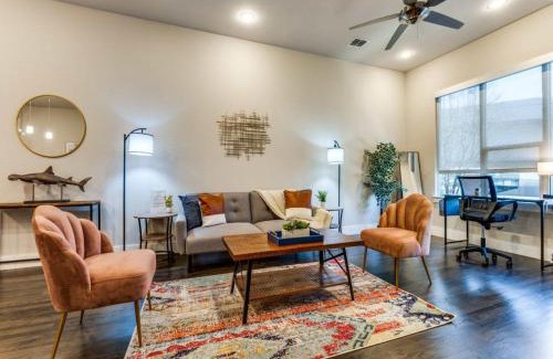 Old East Dallas Casa | CozySuites Uptown 3BR King Beds Skyline View