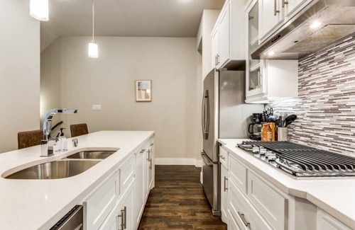 Old East Dallas Casa | Cozysuites Uptown 3BR King Beds Skyline View