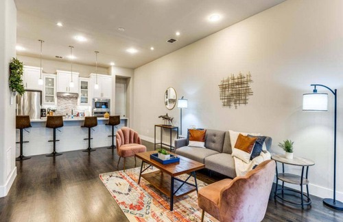Old East Dallas Casa | Cozysuites Uptown 3BR King Beds Skyline View