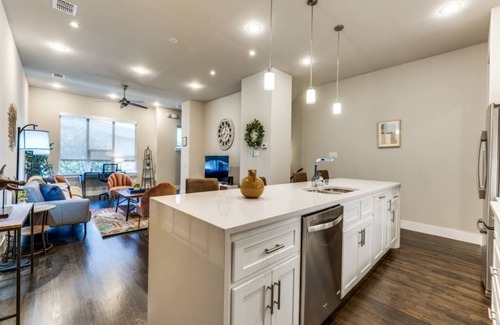 Old East Dallas Casa | Cozysuites Uptown 3BR King Beds Skyline View