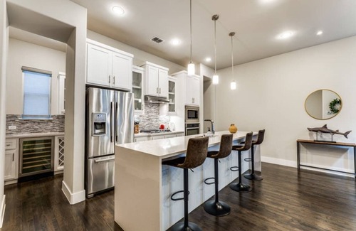 Old East Dallas Casa | Cozysuites Uptown 3BR King Beds Skyline View