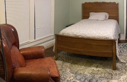 Fountain Inn Apartamento | Cozytown Studio in downtown Fountain Inn. No cleaning fees.