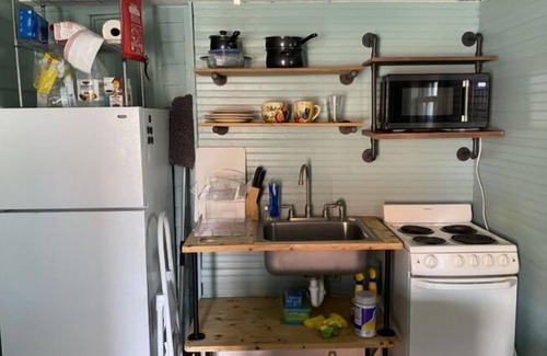 Fountain Inn Apartamento | Cozytown Studio in downtown Fountain Inn. No cleaning fees.