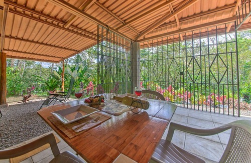 Venado Casa | ¡Ilumina tus sentidos en una exuberante selva tropical de Costa Rica!