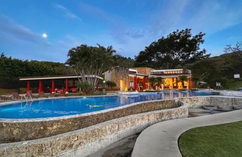 Santa Ana Apartamento | CR MARIPOSA RENTALS Comfortable penthouse, AC, pool, gym, tennis