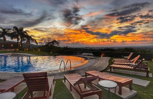 Santa Ana Apartamento | CR MARIPOSA RENTALS Comfortable penthouse, AC, pool, gym, tennis
