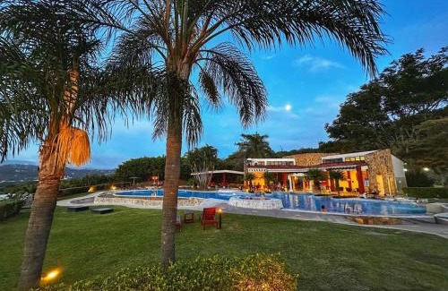 Santa Ana Apartamento | CR MARIPOSA RENTALS Comfortable penthouse, AC, pool, gym, tennis