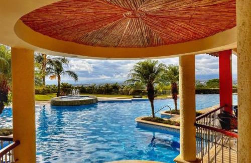 Santa Ana Apartamento | CR MARIPOSA RENTALS Cozy Retreat with Pool,Tennis,Gym,Free WiFi