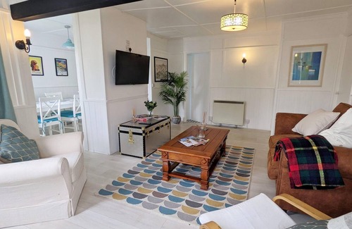 Rustington Cabaña | Crab Shack, Rustington - sleeps 3 guests in 2 bedrooms