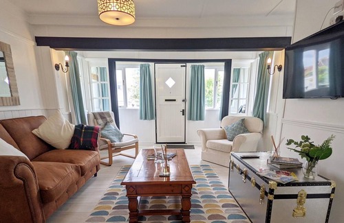 Rustington Cabaña | Crab Shack, Rustington - sleeps 3 guests in 2 bedrooms