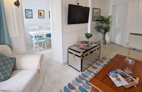 Rustington Cabaña | Crab Shack, Rustington - sleeps 3 guests in 2 bedrooms
