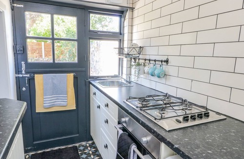 Llanfairfechan Cabaña | CRABAPPLE COTTAGE, romantic, with open fire in Llanfairfechan