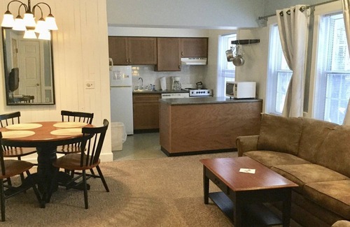 Wilmington Apartamento | Crafts Inn, Hotel Suite with pool and hot tub.